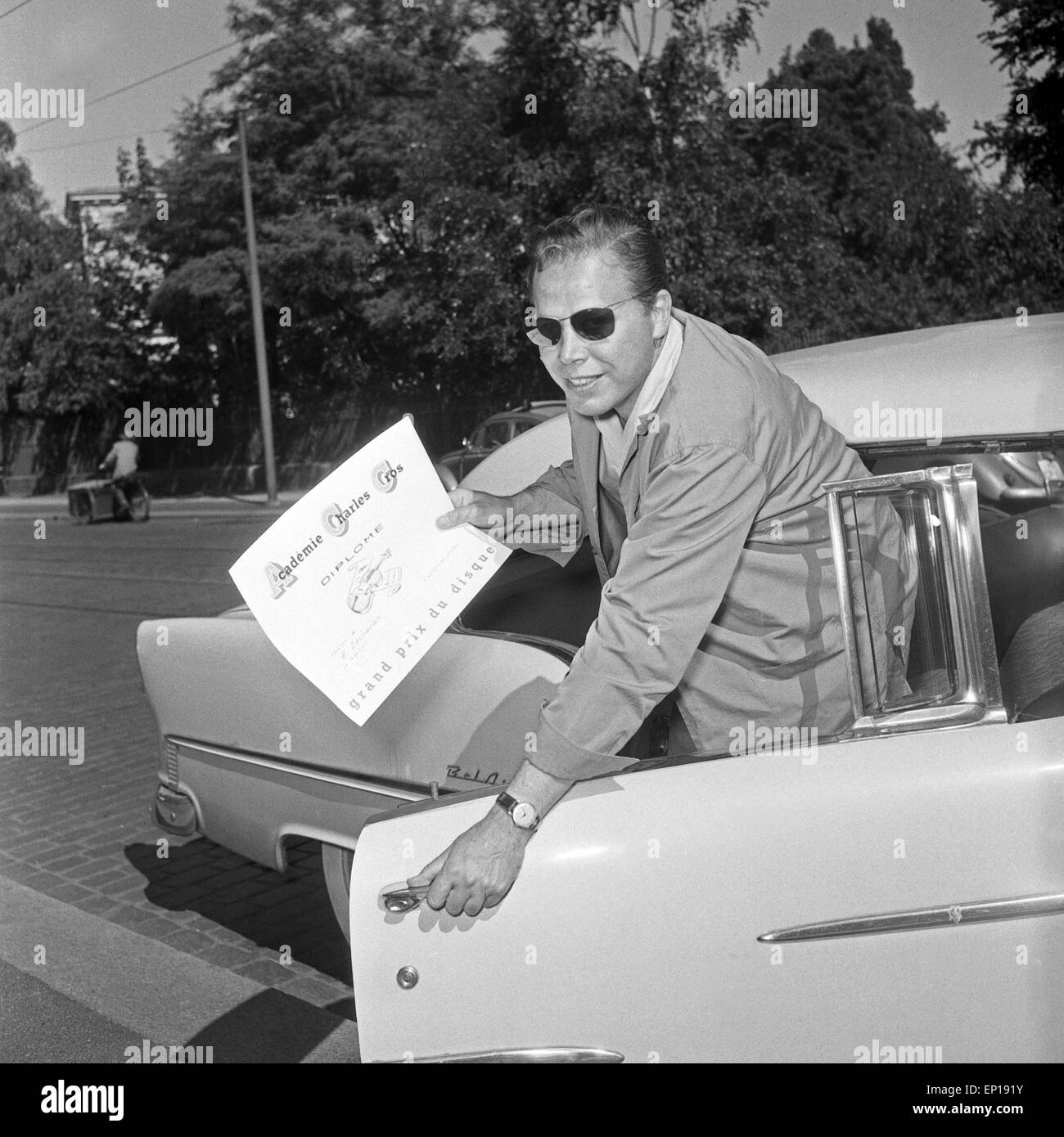 Deutscher violoniste Helmut Zacharias une einem Chevrolet Bel Air mit einem Diplom Französischern Académie Charles Cros, deu Banque D'Images