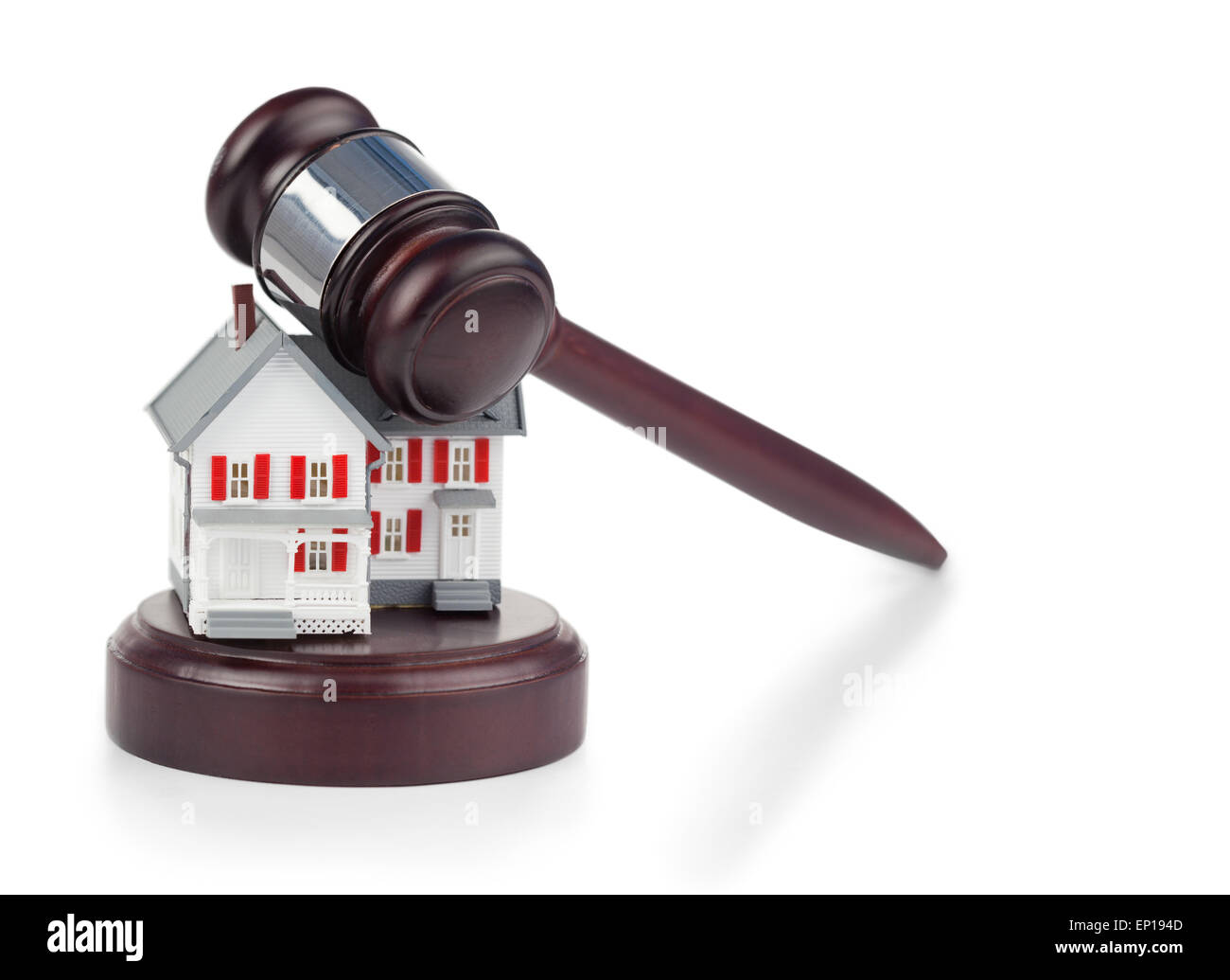 Libre de toy house model et un brown gavel Banque D'Images