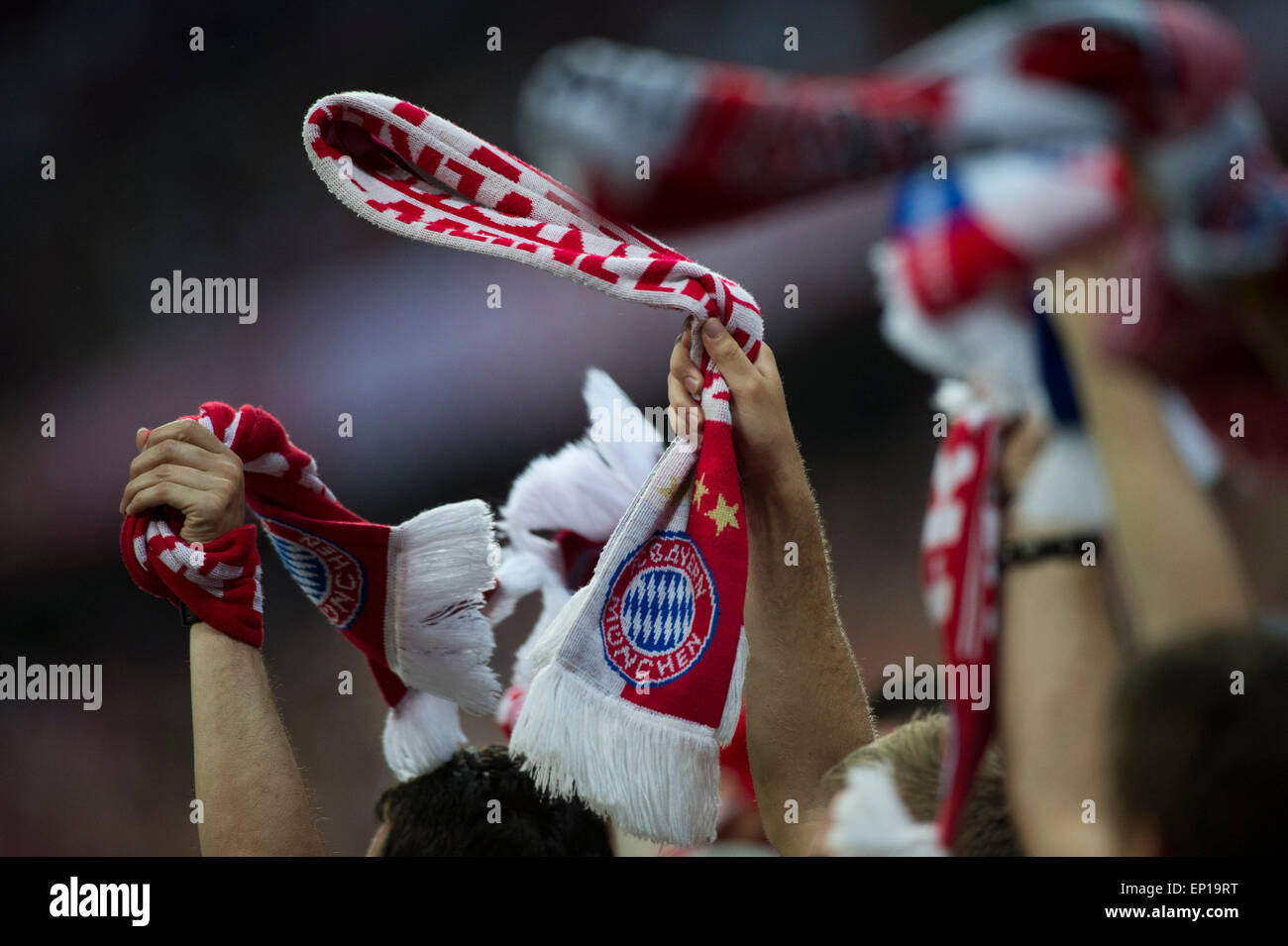 FC Bayern Munich vs FC Barcelone, demi-finale de la Ligue des Champions, à Munich. Résultat 3 -2. 12.05.2015 dans photo : Bayern fans. © Martin avec un noeud Banque D'Images