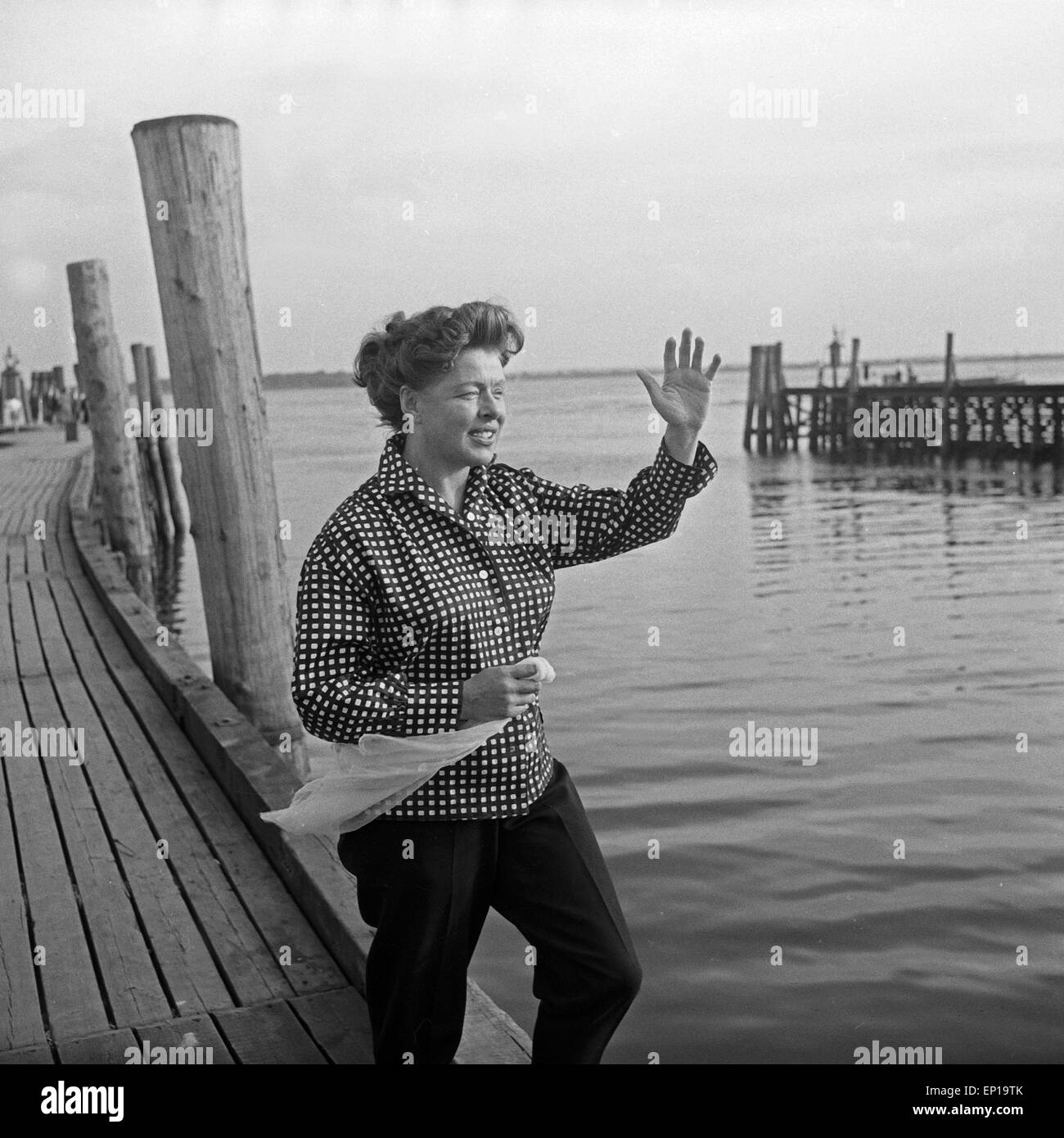 Deutsche Schauspielerin Rausch dans karierten Lotte mit einem une blouse, Anlegesteg Deutschland 1950er Jahre. L'actrice allemande Banque D'Images