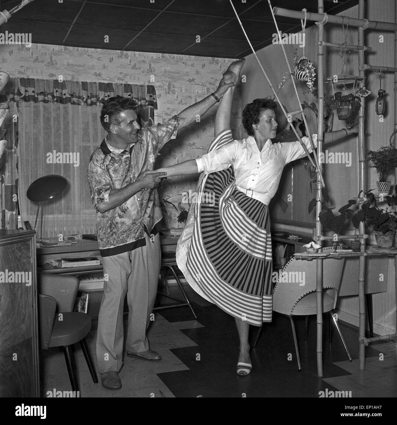Der Sänger vom Duo hilft beim partenaire de senneur Ballett en Hamburg, Deutschland 1950 er Jahre. Chanteur du duo d'aider la partie sig Banque D'Images