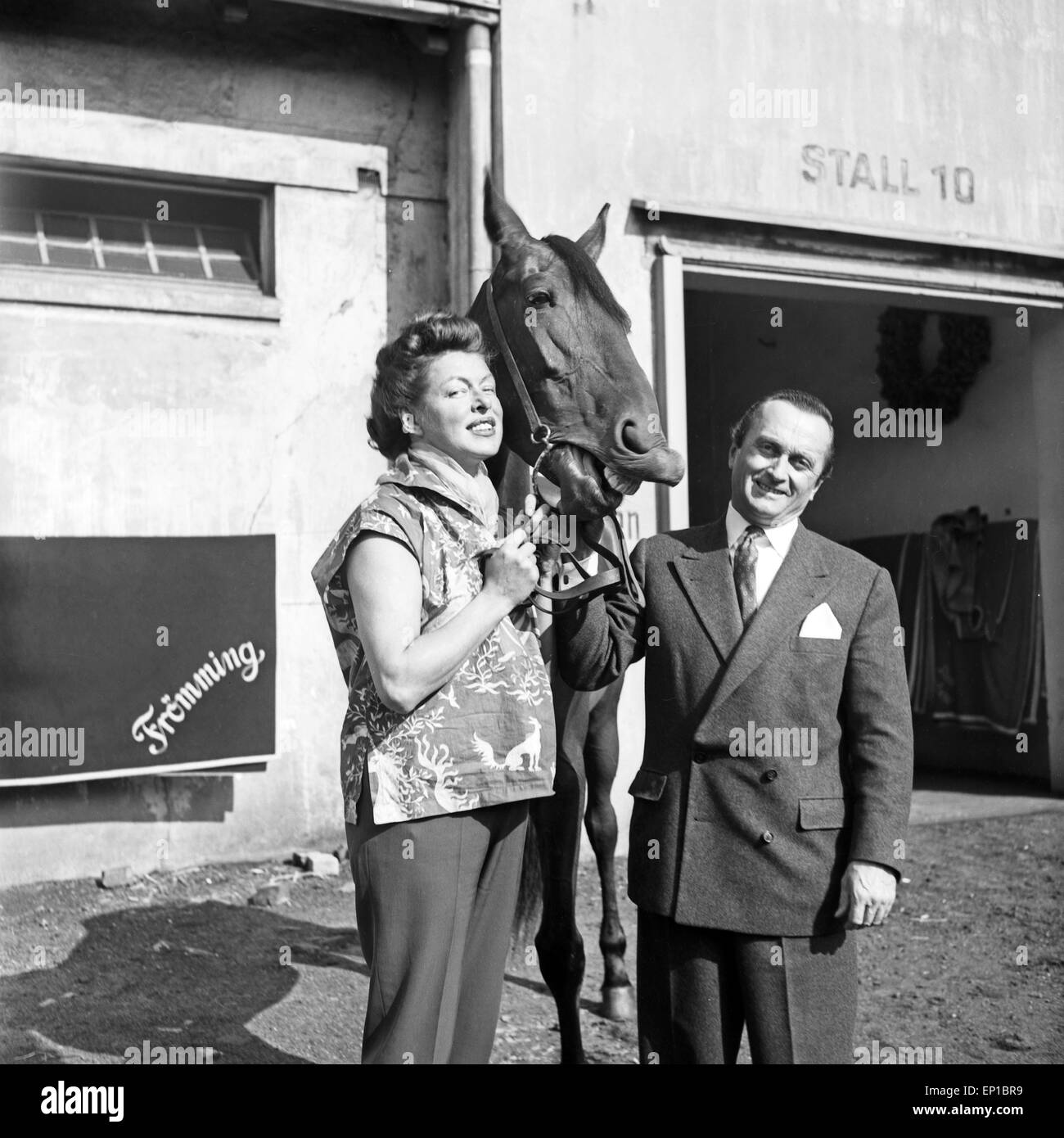 Deutsche Schauspielerin Lotte Rausch zu Besuch im Reitstall Johannes Frömming, Deutschland 1950er Jahre. L'actrice allemande Lott Banque D'Images