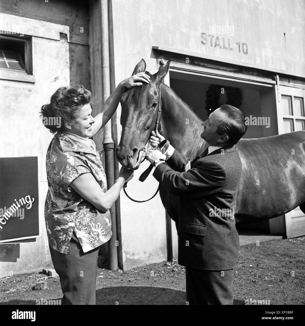 Deutsche Schauspielerin Lotte Rausch zu Besuch im Reitstall Johannes Frömming, Deutschland 1950er Jahre. L'actrice allemande Lott Banque D'Images