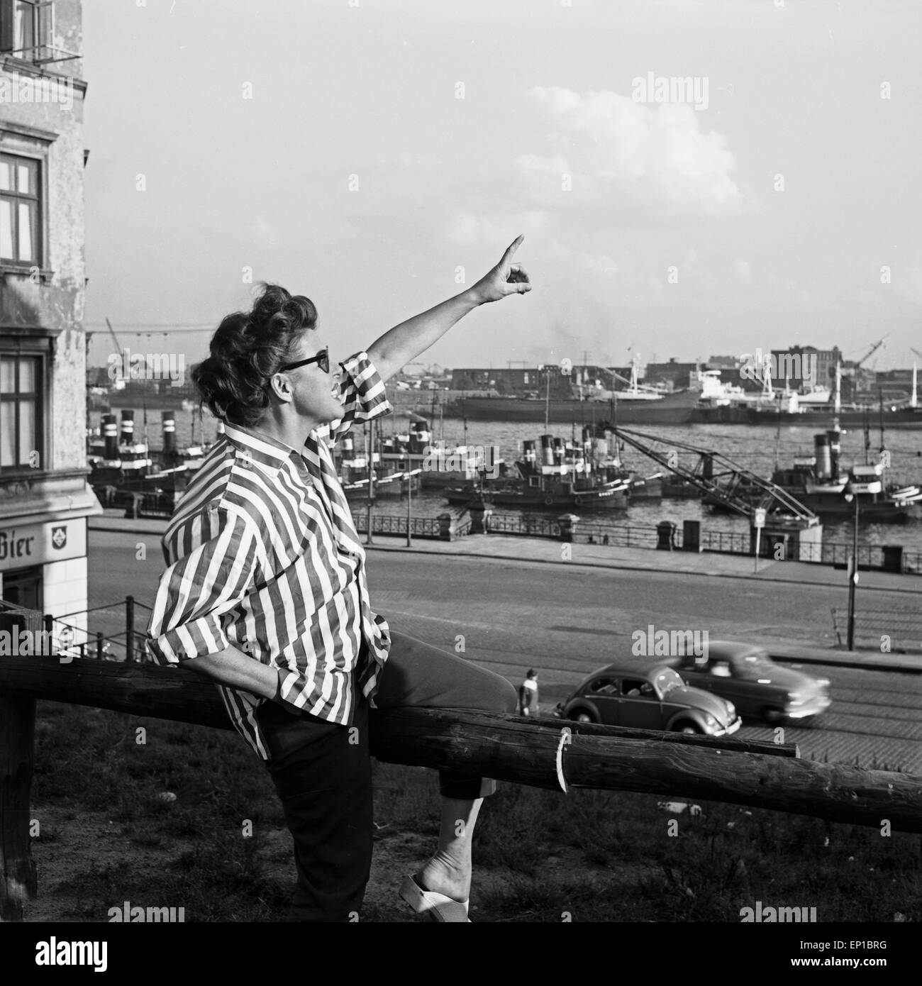 Deutsche Schauspielerin Lotte Rausch unterwegs à Hamburg, Deutschland 1950 er Jahre. L'actrice allemande Lotte Rausch walking thr Banque D'Images