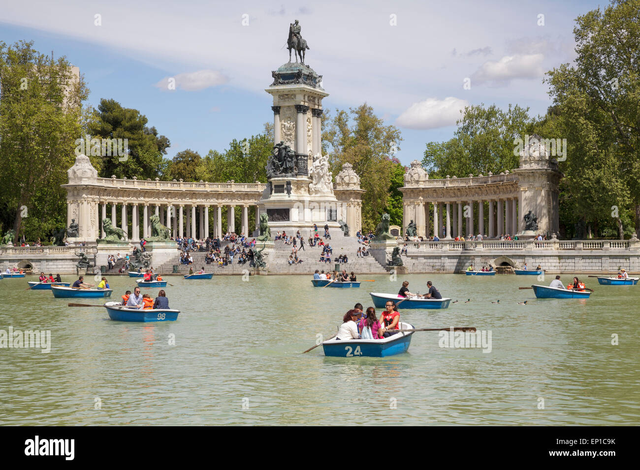 Parc del Buen Retiro avec lac de plaisance et Monument à Alfonso XII, Madrid, Espagne Banque D'Images