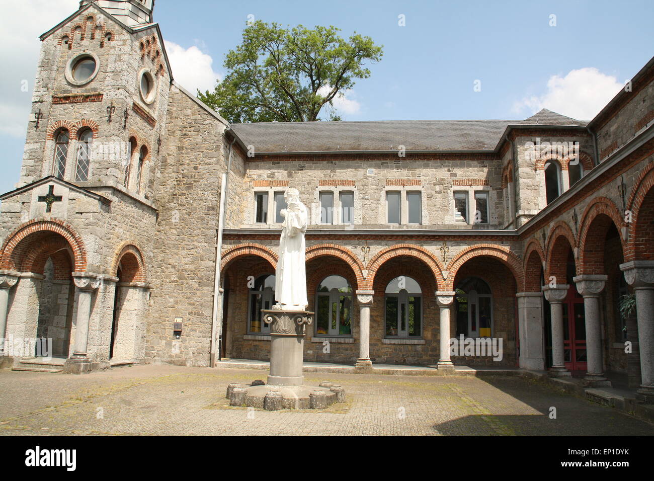 Celles. Juin-02-2014. Cour du monastère du 7ème siècle à celles. Belgique Banque D'Images