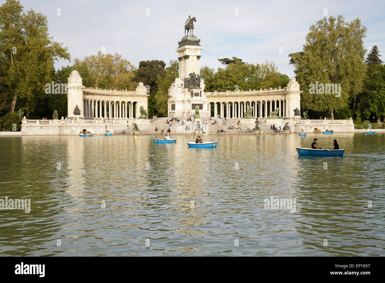 Parc del Buen Retiro avec lac de plaisance et Monument à Alfonso XII, Madrid, Espagne Banque D'Images