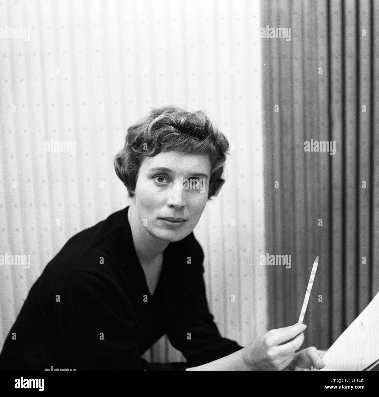 Deutsche bei eine Hörspielproduktion des NDR à Hambourg, Deutschland 1950 er Jahre. L'actrice allemande à la production d'un au Banque D'Images