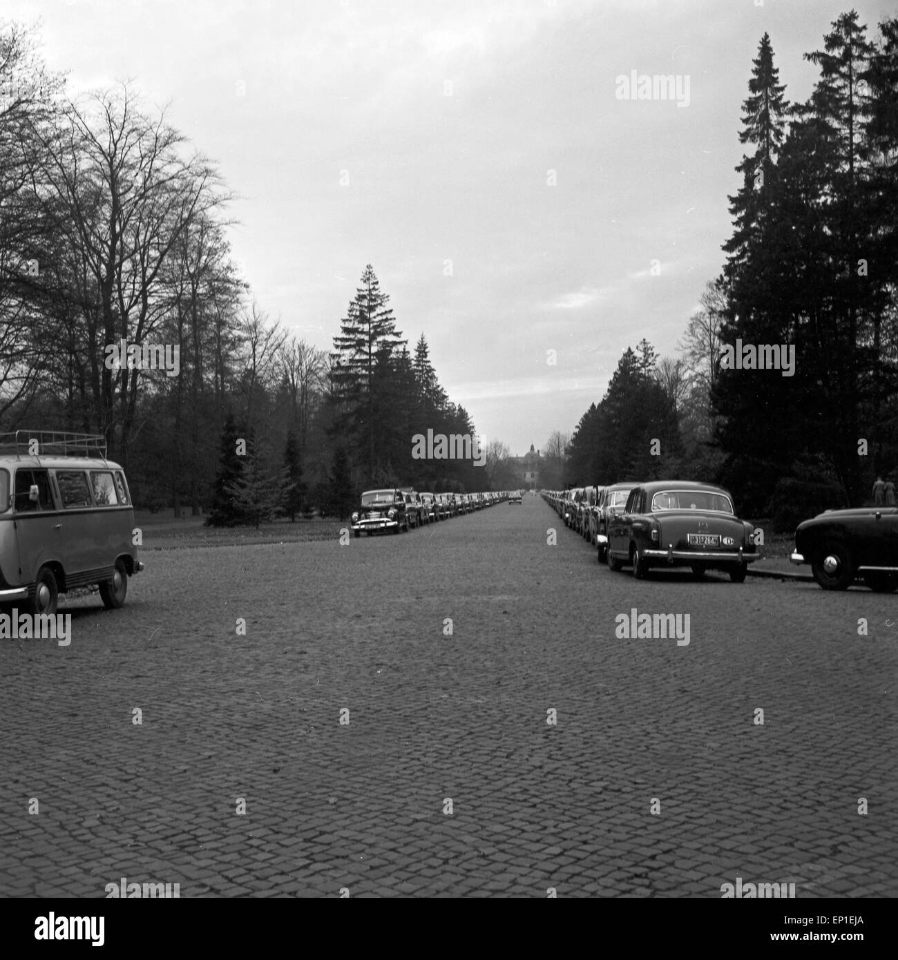 Blick in eine mit Autos zugeparkten Straße, Deutschland 1950er Jahre. Vue d'une rue avec parking voitures, Allemagne 1950. Banque D'Images