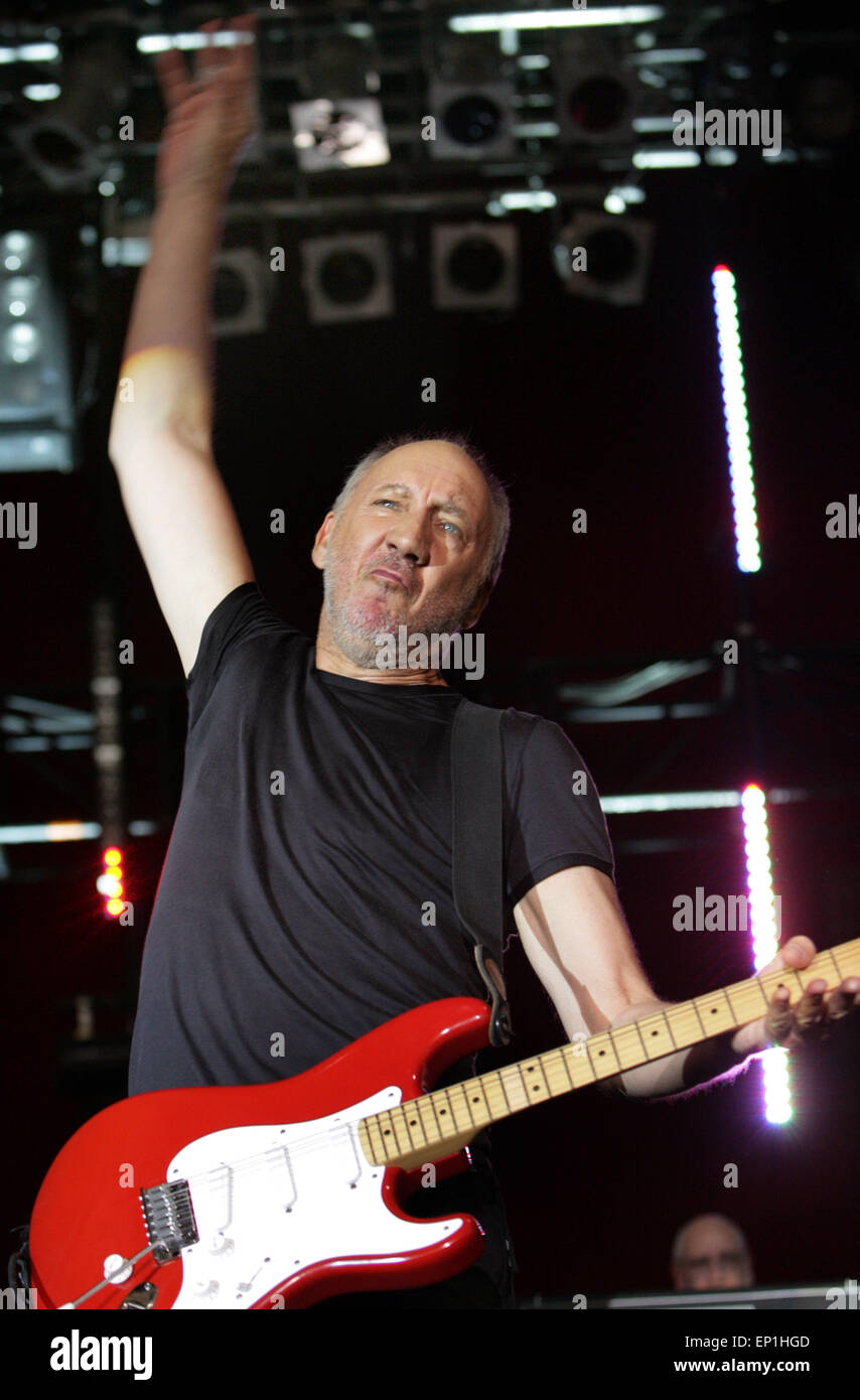 Bonn, Allemagne, mardi. 11 juillet, 2006. Pete Townshend, guitariste du légendaire groupe 'Le' qui fonctionne à l'ouverture de leur tournée de l'Allemagne sur le Museumsmeile à Bonn, en Allemagne, le mardi, 11 juillet 2006. La bande fut connu du grand public avec leur opéra rock "Tommy" en 1969. Photo : Achim Scheidemann/dpa/Alamy Live News Banque D'Images