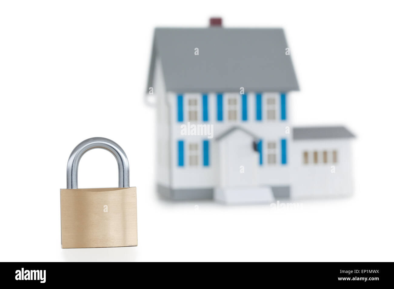 Chambre verrouillé avec un cadenas sur un fond blanc. Banque D'Images