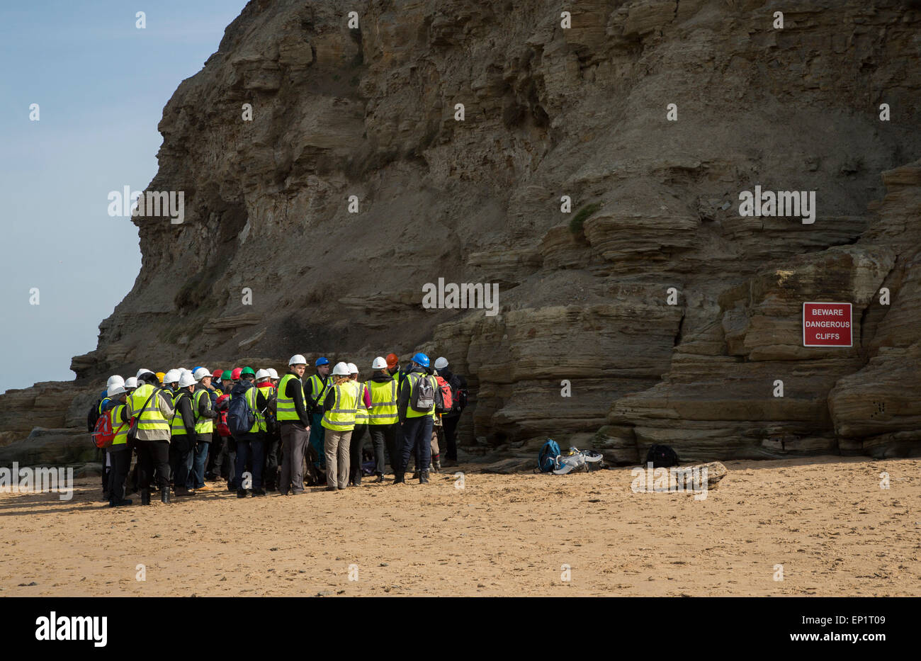 Étudiants en géologie sur l'Excursion à Staithes, Yorkshire du Nord Banque D'Images