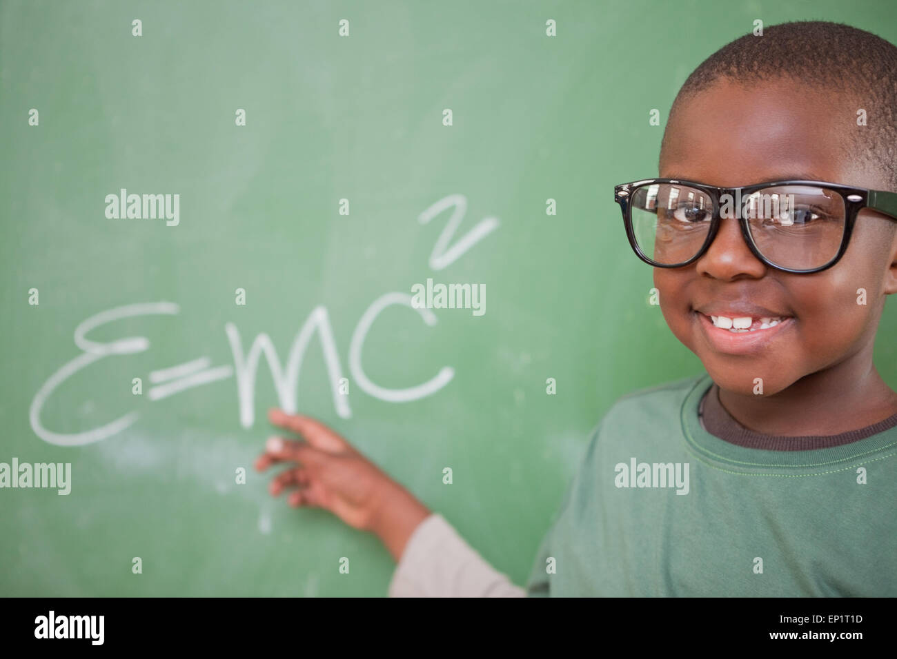 Smart schoolboy montrant l'équivalence masse-énergie Banque D'Images