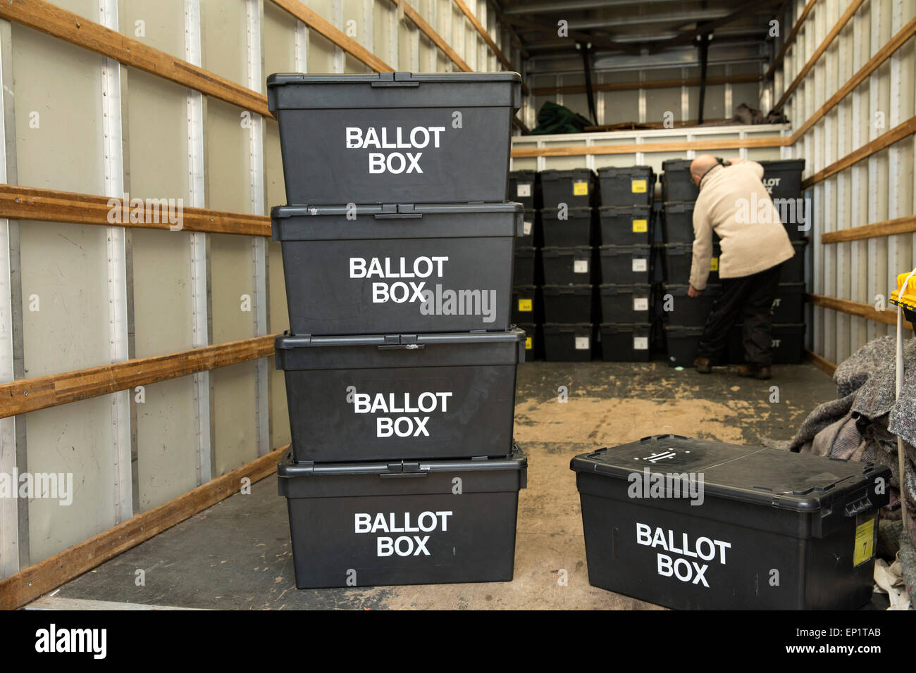 Les urnes sont livrés à Sheldon Heath community centre prêt pour le vote à l'élection générale Banque D'Images