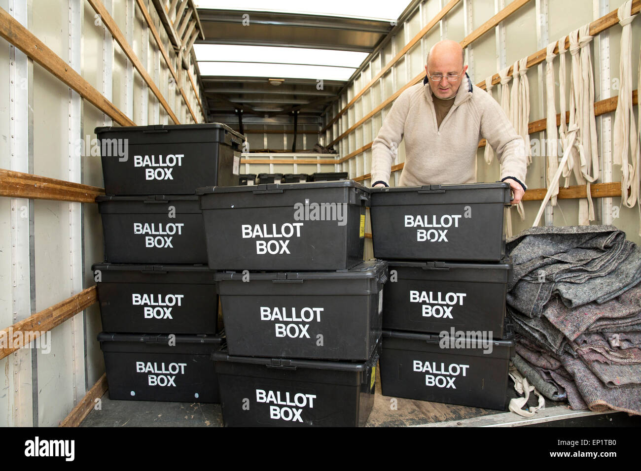 Les urnes sont livrés à Sheldon Heath community centre prêt pour le vote à l'élection générale Banque D'Images