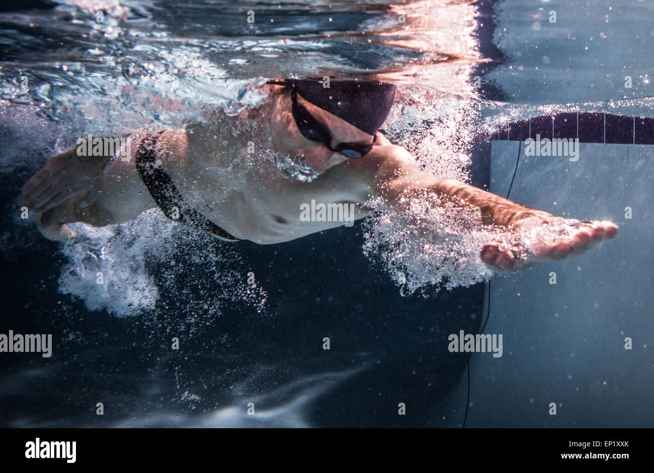 Underwater un homme nager dans une piscine Banque D'Images