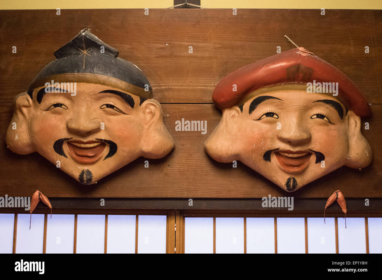 Visages en bois au Restaurant Kagetsu, Nagasaki, Japon Banque D'Images