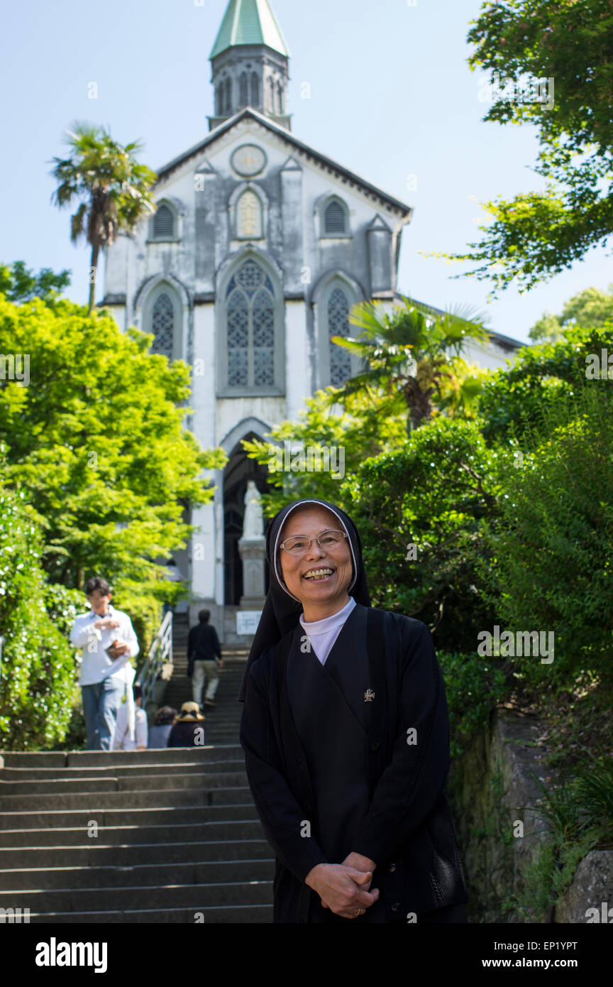 Nun en dehors de l'Église catholique d'Oura, Nagasaki, Japon Banque D'Images