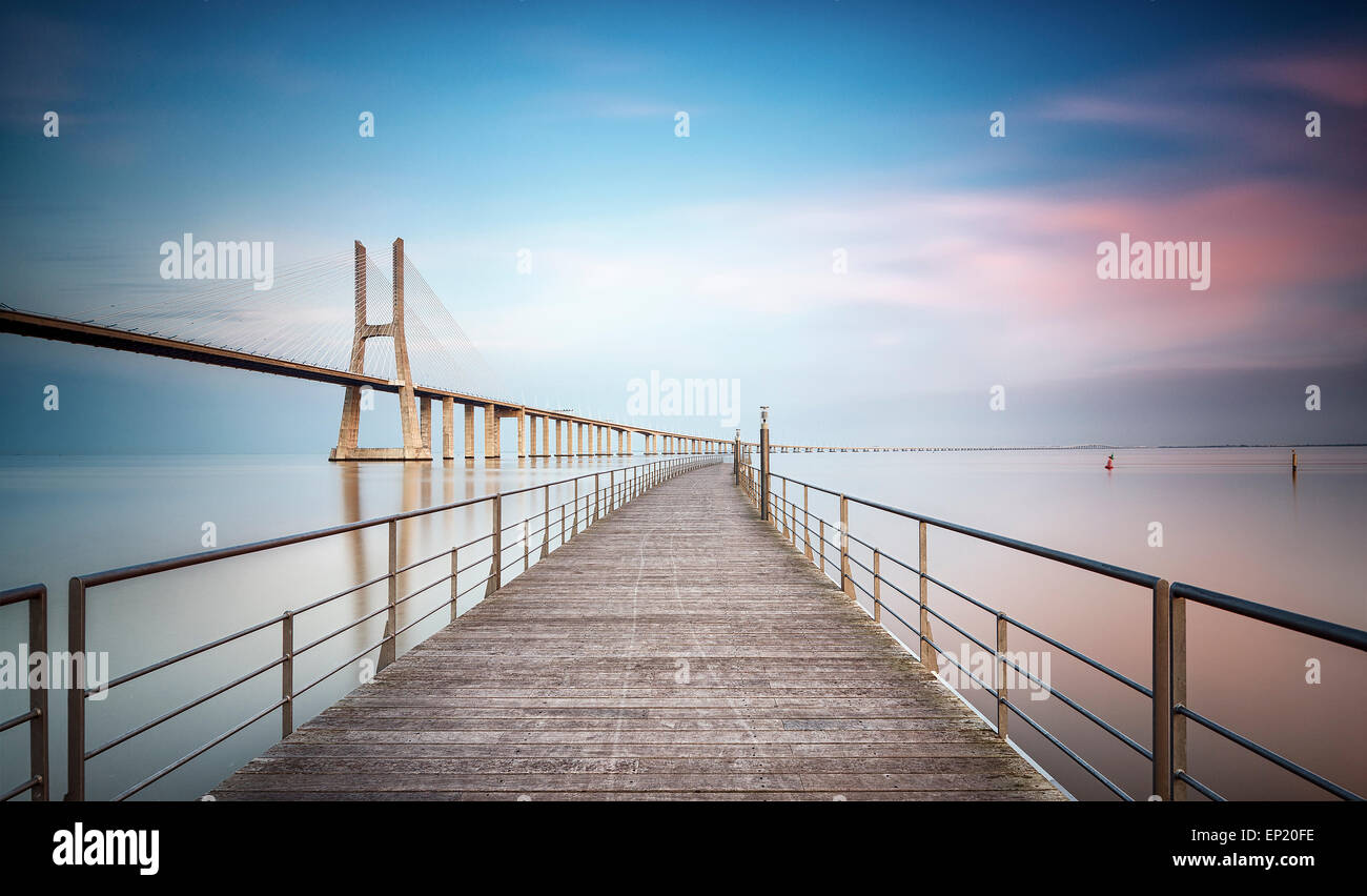 Coucher du soleil à pont Vasco de Gama, Lisbonne, Portugal Banque D'Images