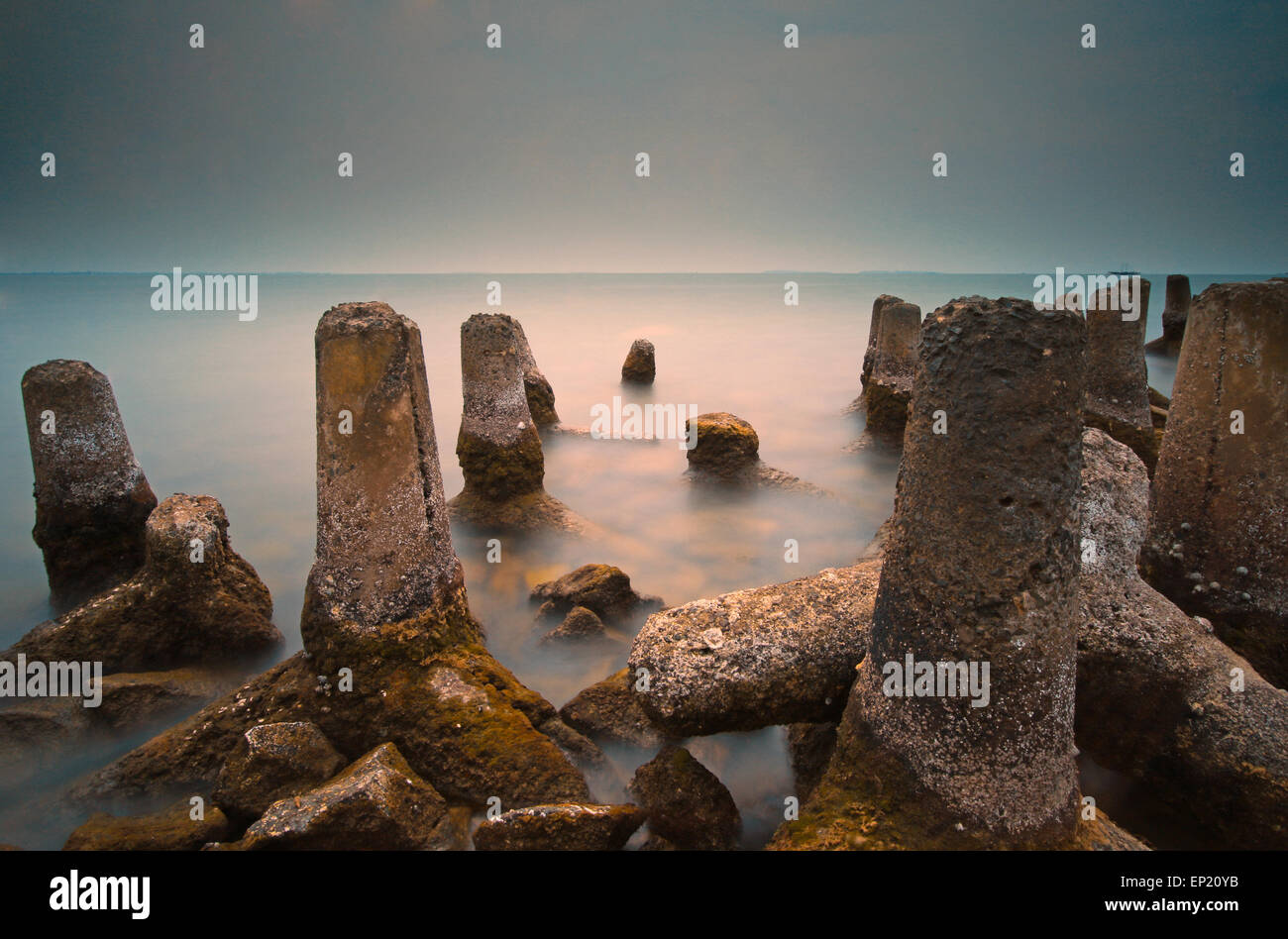 Disjoncteur de l'onde, l'île de Kelor, Jakarta Banque D'Images