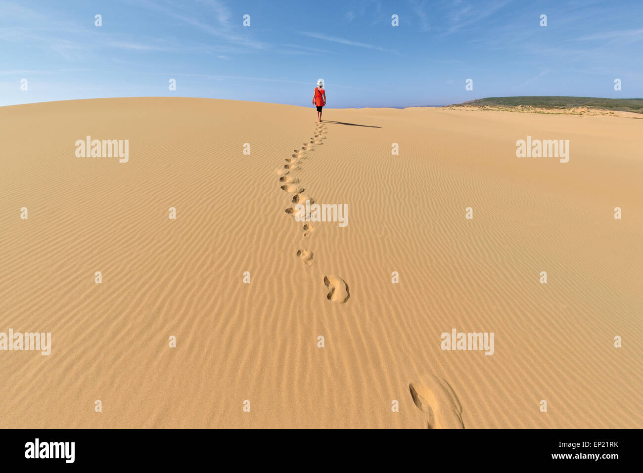 Le Portugal, l'Algarve : femme traversant une dune de sable dans le Parc Naturel Costa Vicentina Banque D'Images