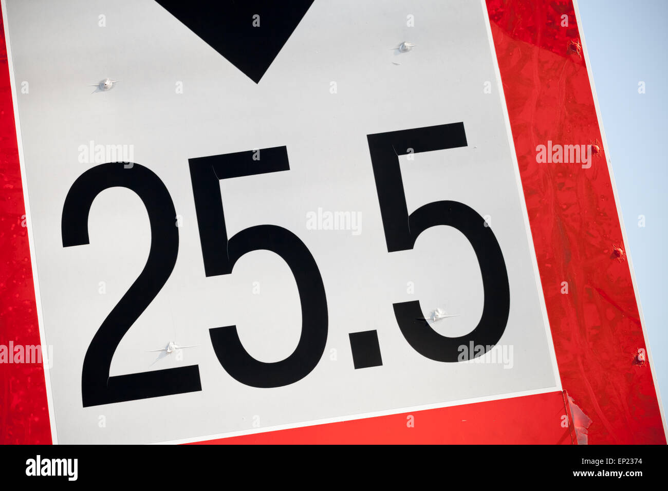 Limitation de hauteur pour signer navigation navires passant sous le pont Banque D'Images