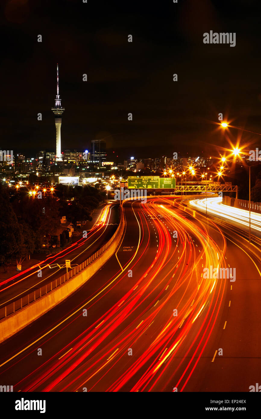 Le nord de l'autoroute et Sky Tower la nuit, Auckland, île du Nord, Nouvelle-Zélande Banque D'Images