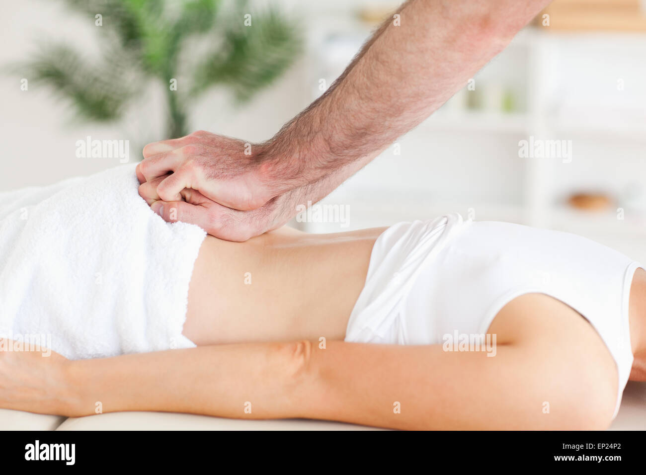 Cute Woman getting a back massage Banque D'Images