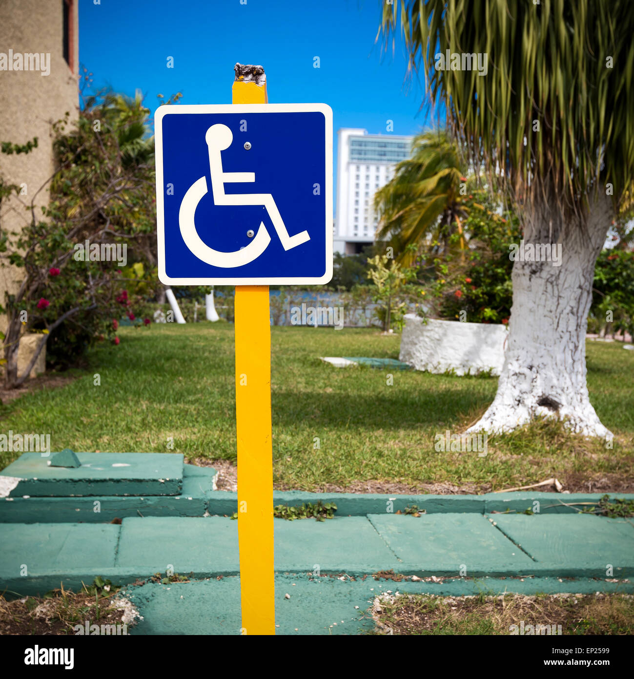 Handicapés Bleu signe avec fauteuil roulant, à l'extérieur Banque D'Images Handicapés Bleu signe avec fauteuil roulant, à l'extérieur Banque D'Images