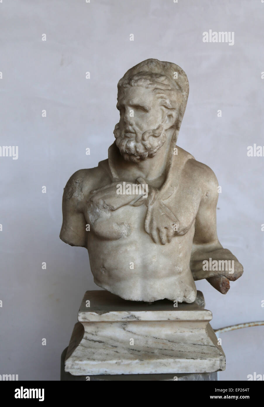Statue d'Héraclès avec la tête couverte par leonte. Le grec, le marbre. Au cours de la règle d'Hadrien, 117-138 AD. Provenance inconnue. Banque D'Images