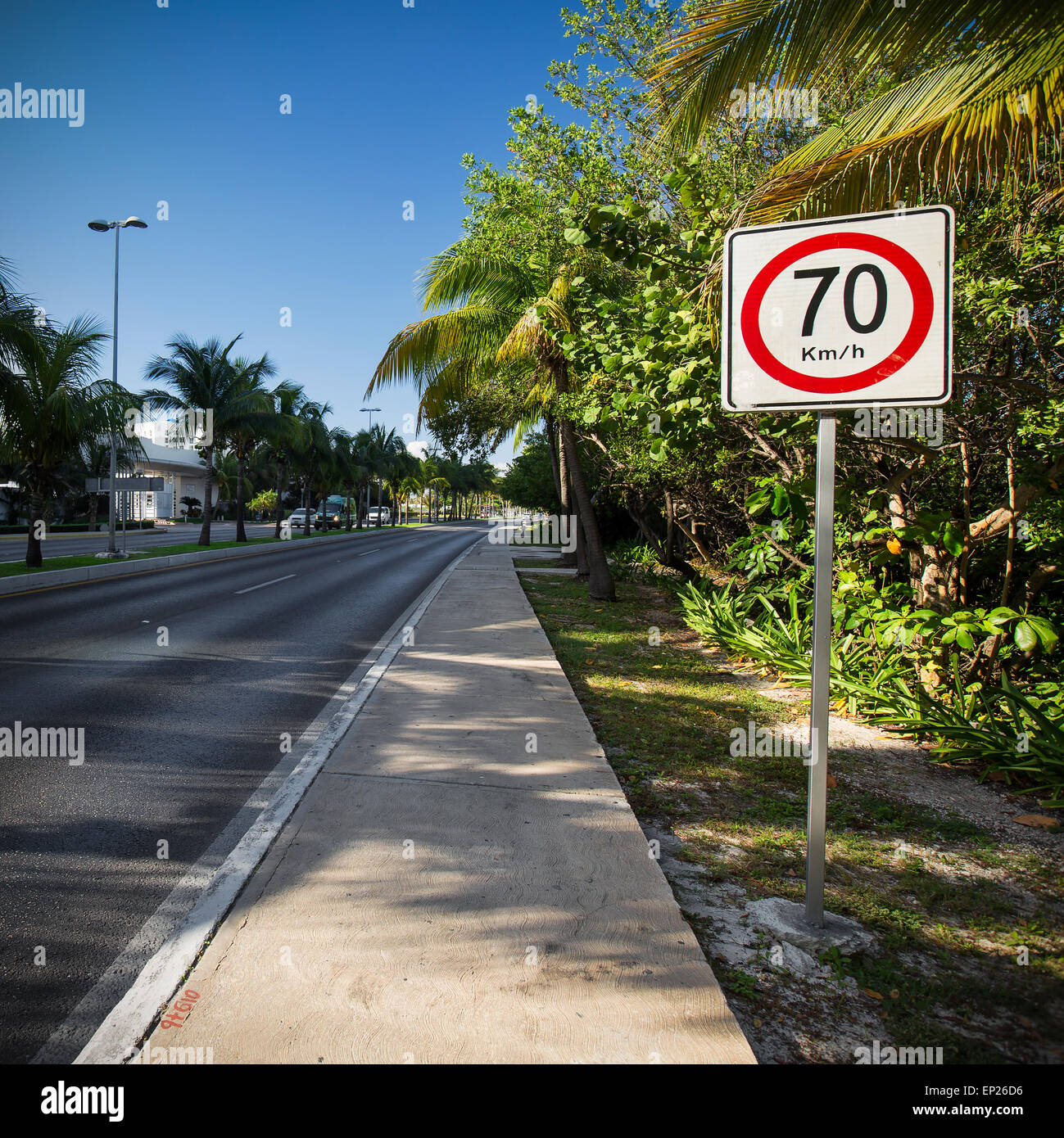 Soixante-dix kilomètres à l'heure limite de vitesse sur la route de la rue des Caraïbes Banque D'Images Soixante-dix kilomètres à l'heure limite de vitesse sur la route de la rue des Caraïbes Banque D'Images