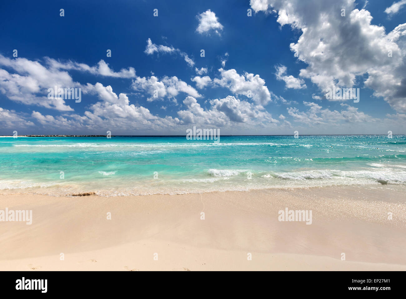 Belle plage de la mer des Caraïbes aux eaux turquoises Banque D'Images
