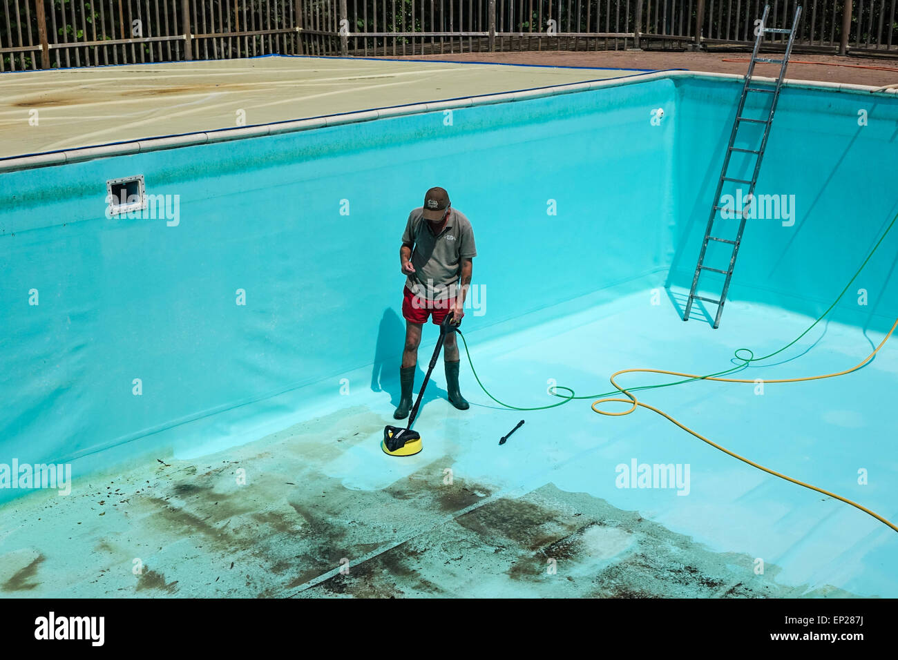 Karcher nettoyeur haute pression de lavage de puissance accessoire patio  utilisé par l'homme d'âge moyen portant des shorts pour nettoyer les murs  et le plancher piscine Photo Stock - Alamy
