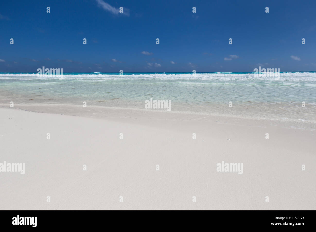 Côte de la mer des Caraïbes. Belle vue sur la plage tropicale Banque D'Images Côte de la mer des Caraïbes. Belle vue sur la plage tropicale Banque D'Images