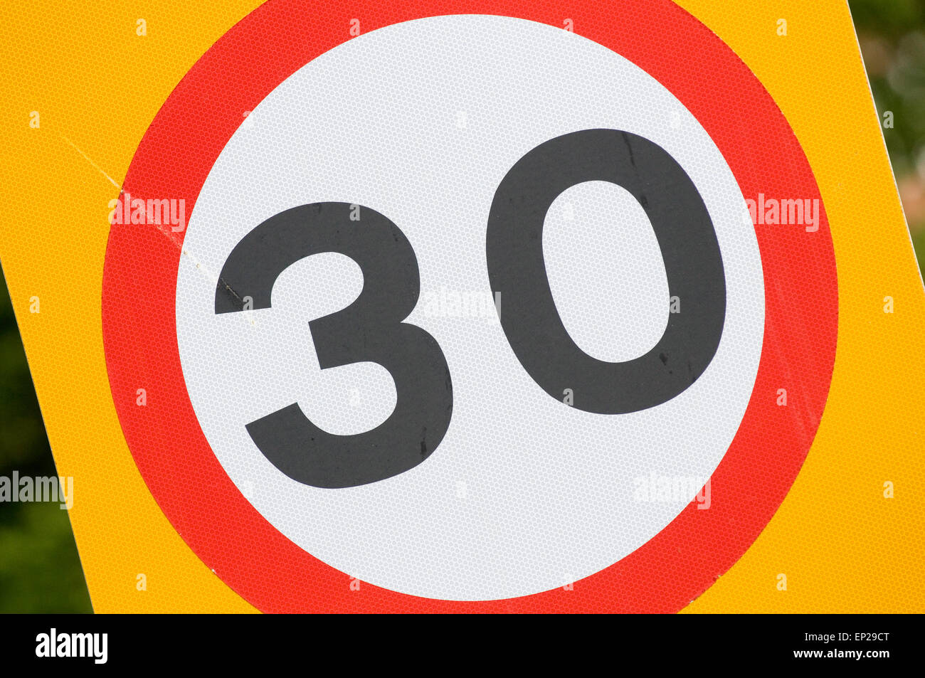 30 mph milles à l'heure trente de vitesse maximum vitesse limites urbaines routes route des restrictions limitées des panneaux de signalisation routière Banque D'Images