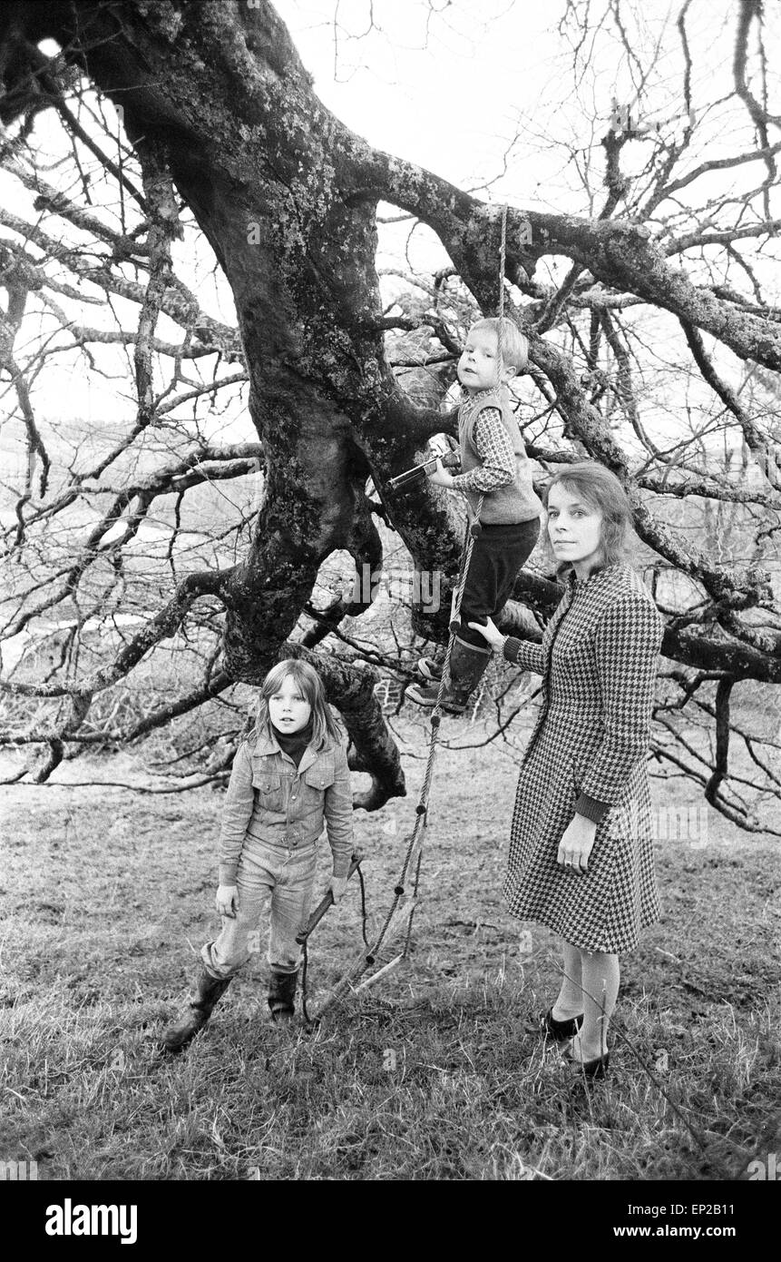 Lady Lucan ex-femme de lord Lucan en photo avec les enfants Lady Frances (10) et Lord Bingham - George - (7) qui est représenté sur le terrain de refuge secret à Cornwall le 19 novembre 1974. Richard John Bingham 7e comte de Lucan populairement connu comme Lord Lucan était la collègue qui a disparu dans les premières heures du 8 novembre 1974, à la suite du meurtre de Sandra Rivett ses enfants en nourrice le soir précédent. Il n'y a eu aucune observation vérifiée de lui depuis. Le 19 juin 1975 un jury d'enquête nommé Lucan que le meurtrier de Sandra Rivett. Il a été présumé décédé en chambres le 11 décembre Banque D'Images