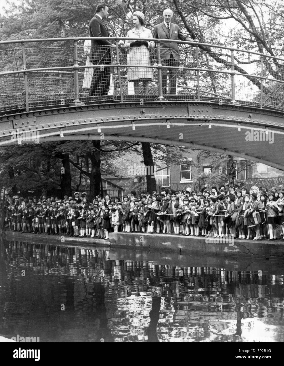 La Reine se rend à Manchester, le 16 mai 1968. Worsley Bridge. Doublure enfants banque. Canal. Banque D'Images