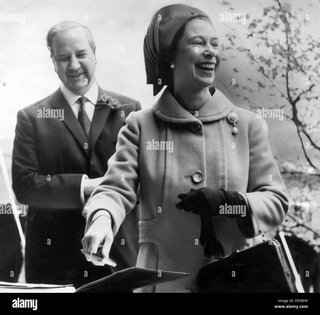 La Reine se rend à Manchester, le 16 mai 1968. En dehors de William Kenyon and Sons Ltd, Stockport. Banque D'Images