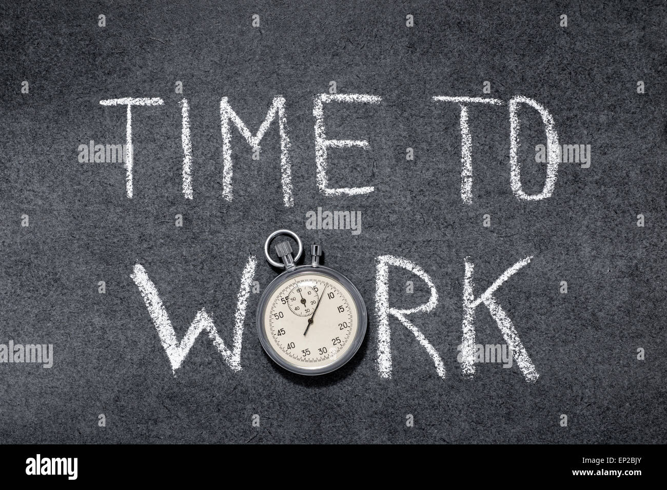 Temps de travail à la main sur une phrase avec tableau noir vintage chronomètre précis utilisé au lieu d'O Banque D'Images