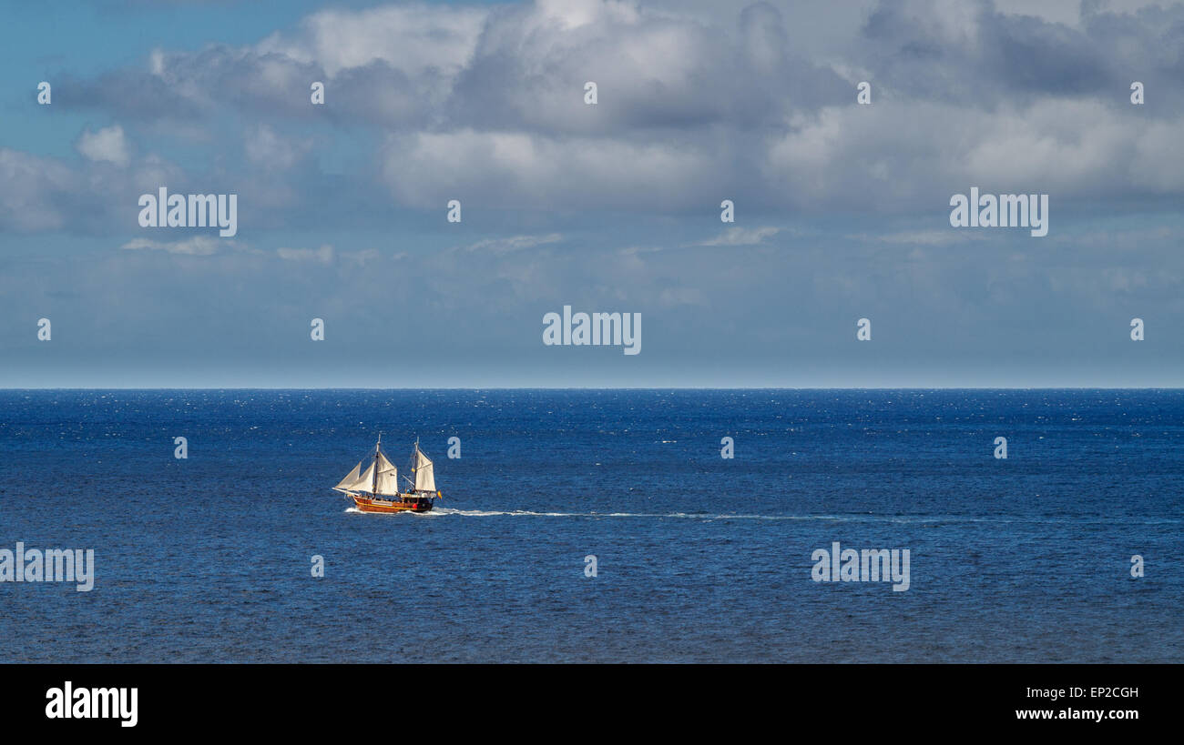 Bateau à voile loisirs pirate dans l'océan Atlantique près de Tenerife Banque D'Images