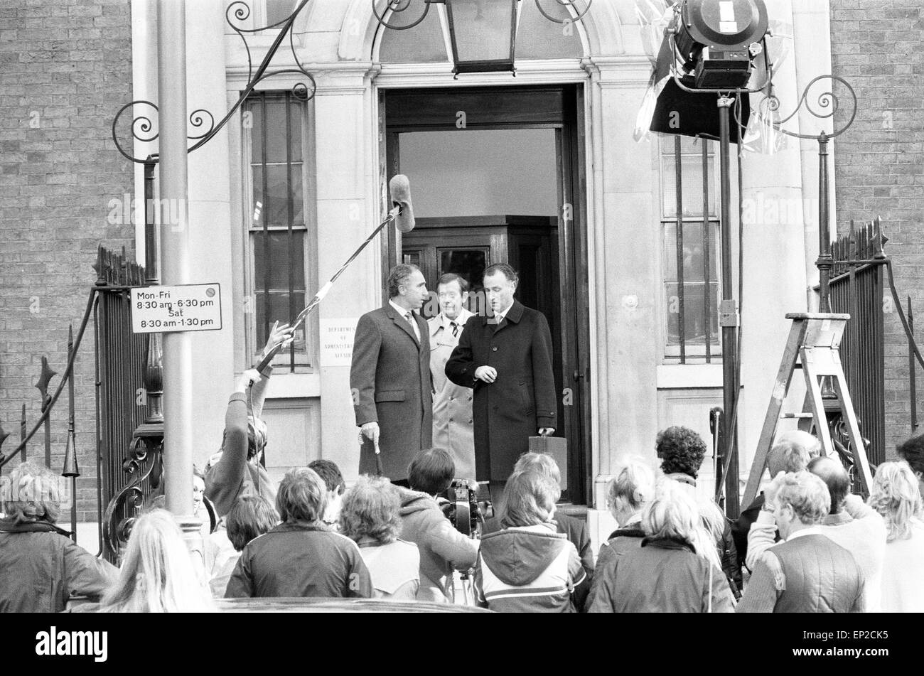 Tournage du Programme TV de la BBC 'Oui', Ministre à l'extérieur du ministère des Affaires administratives' & 10, Downing Street, Londres, 23 octobre 1982. Acteurs : Paul Eddington comme député Jim Hacker. Nigel Hawthorne que Sir Humphrey Appleby. Derek Fowlds comme Bernard Woolley. Banque D'Images