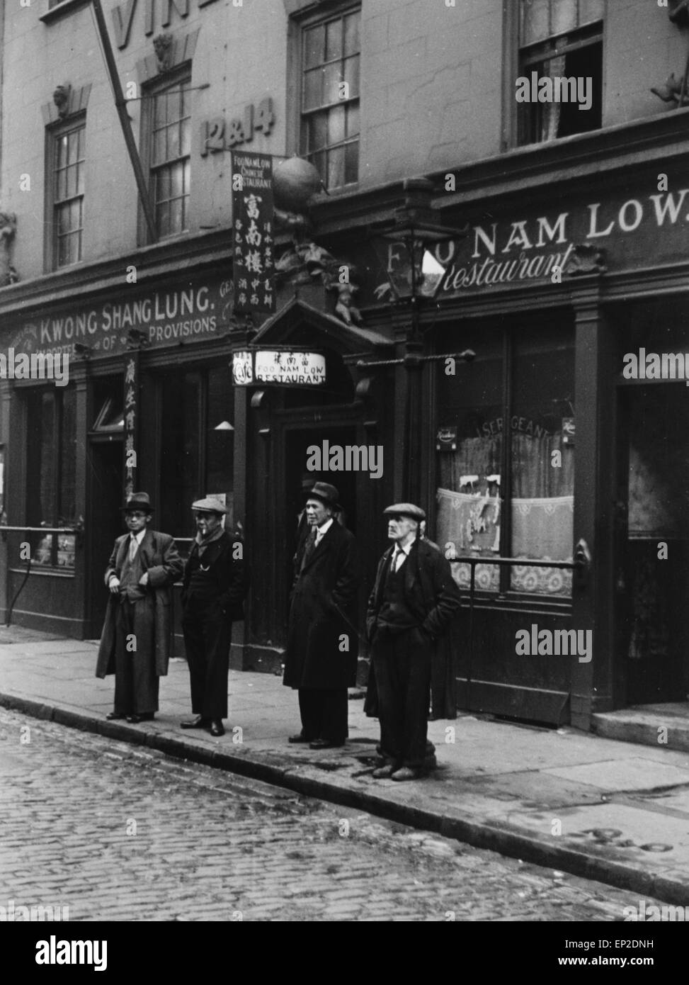 Pitt Street berceau du LiverpoolÕs communauté chinoise, la destination pour les marins du monde entier. Pour les gens qui ont vécu et y ont grandi, c'était ÔworldÕs end.Õ Pitt Street est l'endroit où aller, pleine de boutiques et de cafés à proximité des quais. Notre photo montre un poumon Shang Kwong du cityÕs épiciers plus tôt à se spécialiser dans la cuisine chinoise. 20 Novembre 1937 Banque D'Images