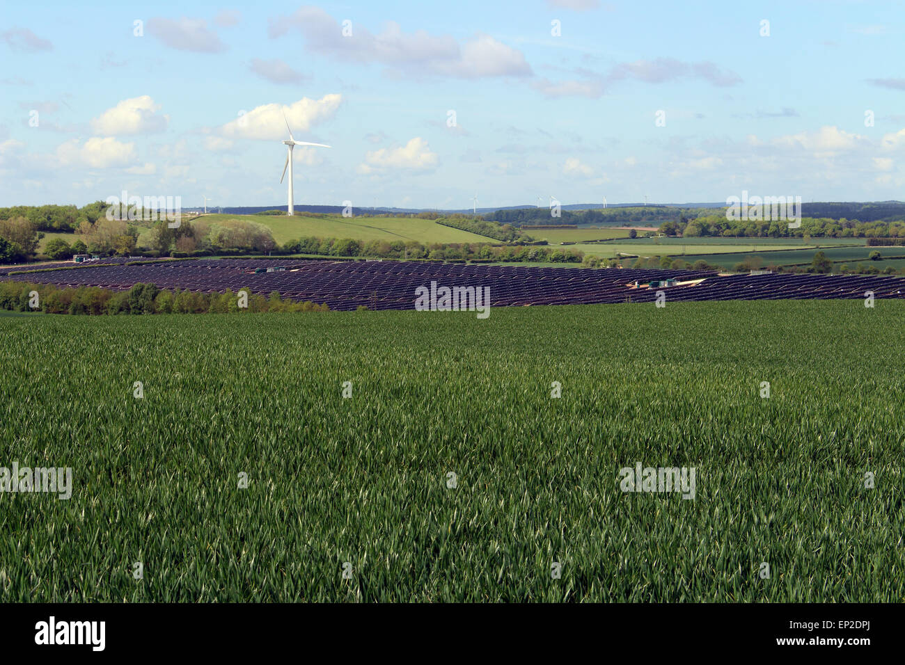 Turbine éolienne monte la garde sur une ferme solaire à Bilsthorpe Bretagne Angleterre Banque D'Images