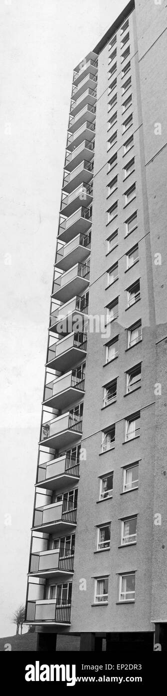Bloc d'appartements à tour rue Kestral Knightswood. Lorsqu'une femme est tombé à sa mort. 2e novembre 1964. Banque D'Images