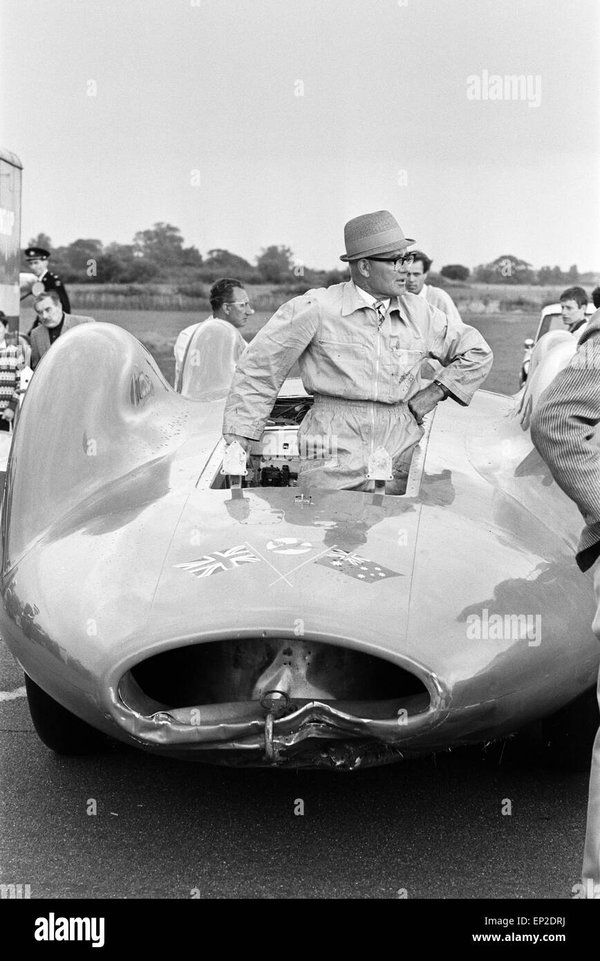 Villa avec Leo mécanicien Proteus Bluebird, la voiture dans laquelle Donald Campbell a battu le record de vitesse automobile mondiale a a maintenant fait sa dernière course, à 5 mi/h, à la station de la RAF, Debden, Essex, 19 juin 1966. Campbell était dû à donner une démonstration lors d'un gala, mais 5 jours plus tôt, la voiture a été gravement endommagé lorsque, avec pilote de course Peter Bolton aux commandes, il brisé par une clôture en bois et de couverture à 100 mph, navigué 10ft dans l'air à la Cambridge Road, Chelsford et enfin tourné sur un champ pendant 200 mètres. Banque D'Images