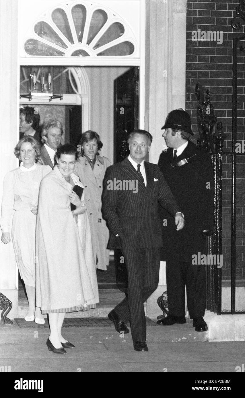 La réception au 10, Downing Street, Londres, assisté par des acteurs du programme de BBC TV 'Oui' ministre, mai 1983. Sur la photo : Paul Eddington alias le député Jim Hacker. Banque D'Images