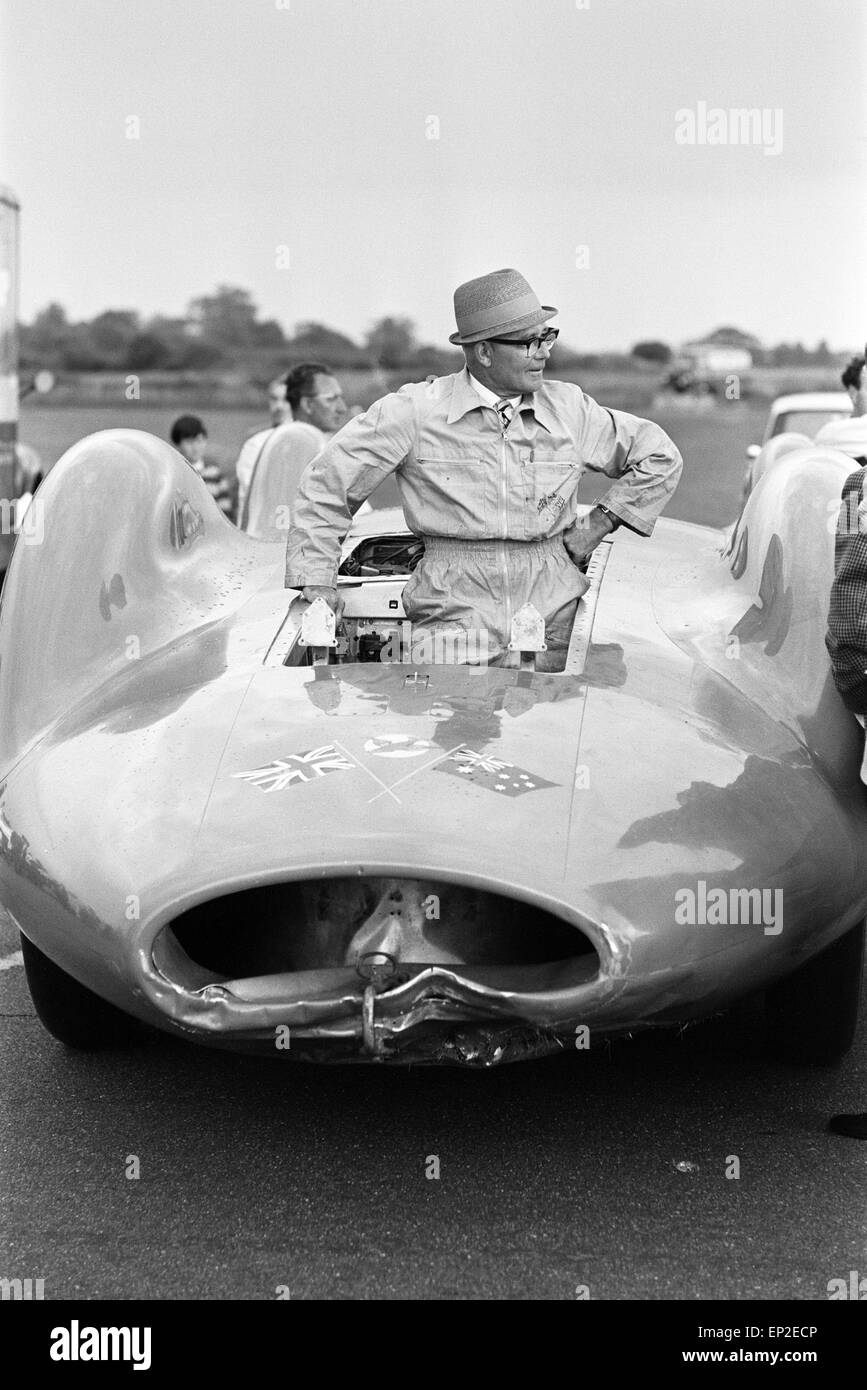 Villa avec Leo mécanicien Proteus Bluebird, la voiture dans laquelle Donald Campbell a battu le record de vitesse automobile mondiale a a maintenant fait sa dernière course, à 5 mi/h, à la station de la RAF, Debden, Essex, 19 juin 1966. Campbell était dû à donner une démonstration lors d'un gala, mais 5 jours plus tôt, la voiture a été gravement endommagé lorsque, avec pilote de course Peter Bolton aux commandes, il brisé par une clôture en bois et de couverture à 100 mph, navigué 10ft dans l'air à la Cambridge Road, Chelsford et enfin tourné sur un champ pendant 200 mètres. Banque D'Images