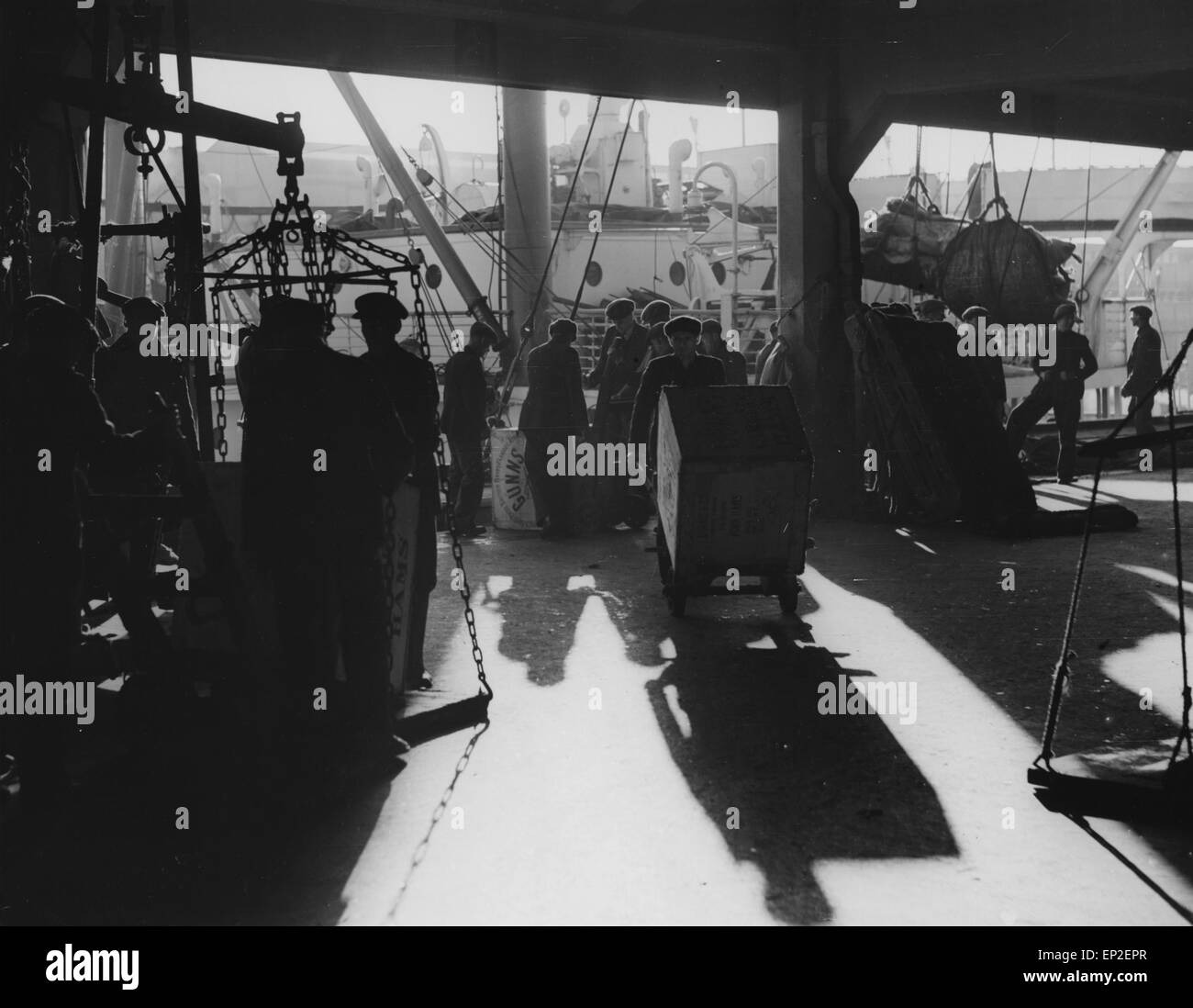 Le déchargement des marchandises à Liverpool Docks, 5 décembre 1938 Banque D'Images