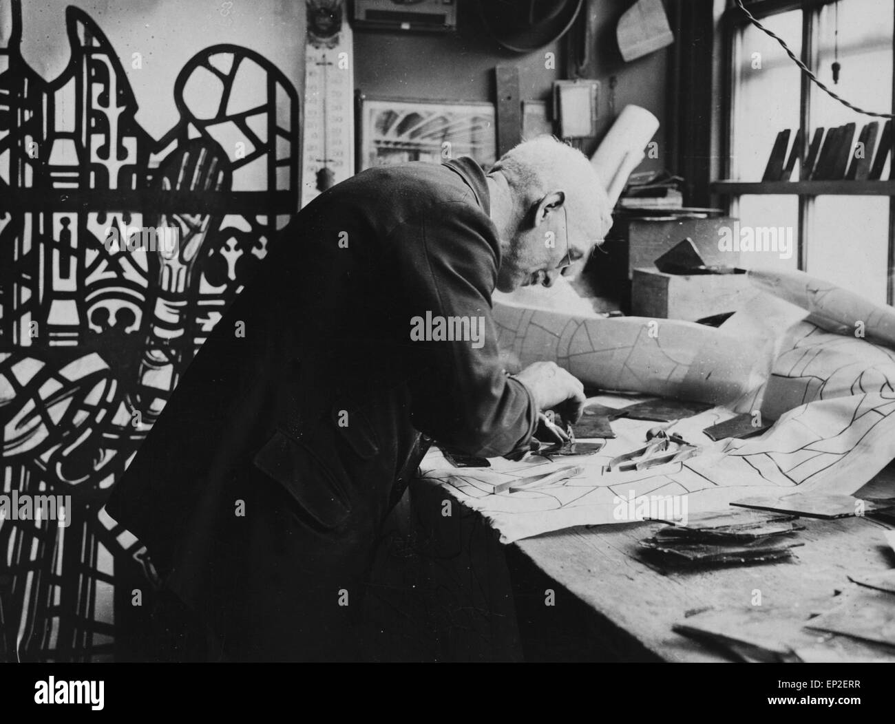 La réalisation d'un vitrail destiné à la cathédrale anglicane de Liverpool. La fenêtre permet de voir la Sainte Trinité, et a été faite par James Powell et fils. La première pierre de la cathédrale a été posée en juillet 1904, et elle a été consacrée en 1924, bien que les services réguliers n'ont pas eu lieu jusqu'en 1940. La cathédrale est le plus grand de Grande-Bretagne. 17 avril 1934 Banque D'Images