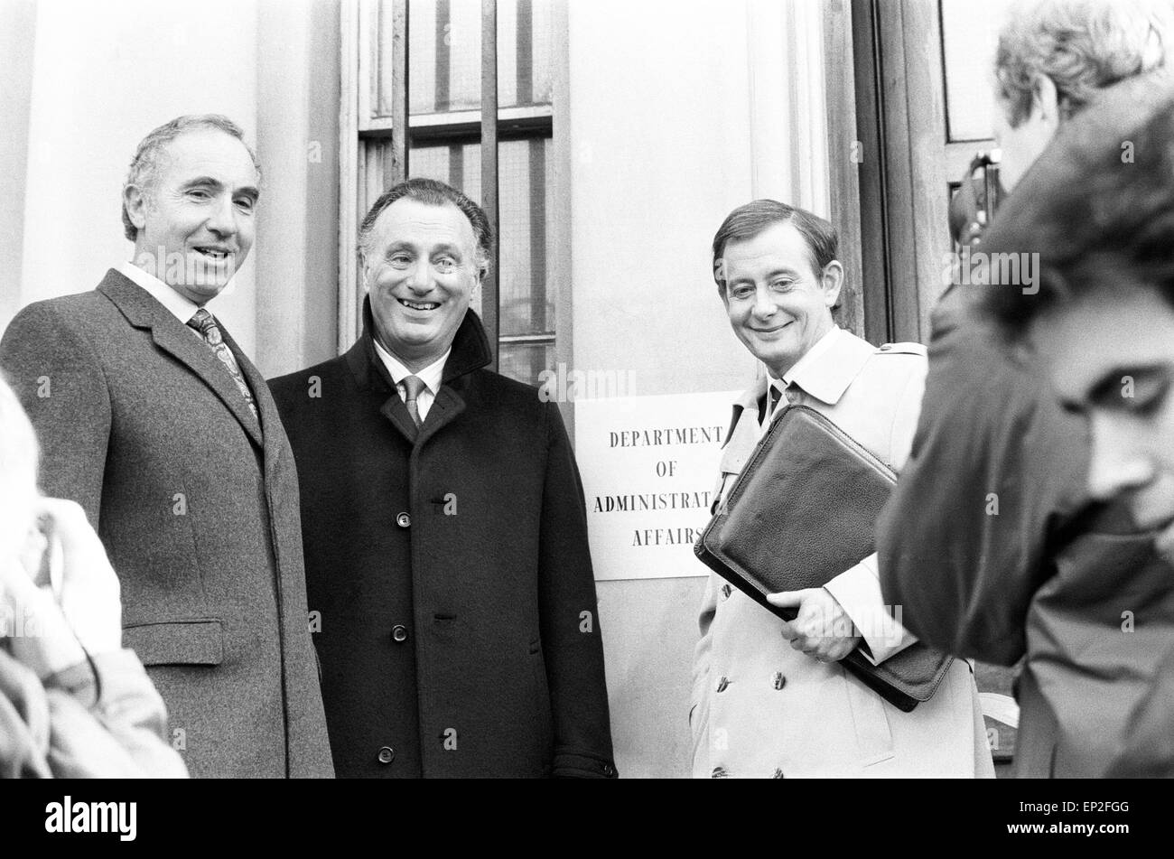 Tournage du Programme TV de la BBC 'Oui', Ministre à l'extérieur du ministère des Affaires administratives' & 10, Downing Street, Londres, 23 octobre 1982. Acteurs : Paul Eddington comme député Jim Hacker. Nigel Hawthorne que Sir Humphrey Appleby. Derek Fowlds comme Bernard Woolley. Banque D'Images